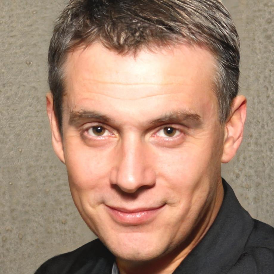Miguel Torres, Consultor Financiero